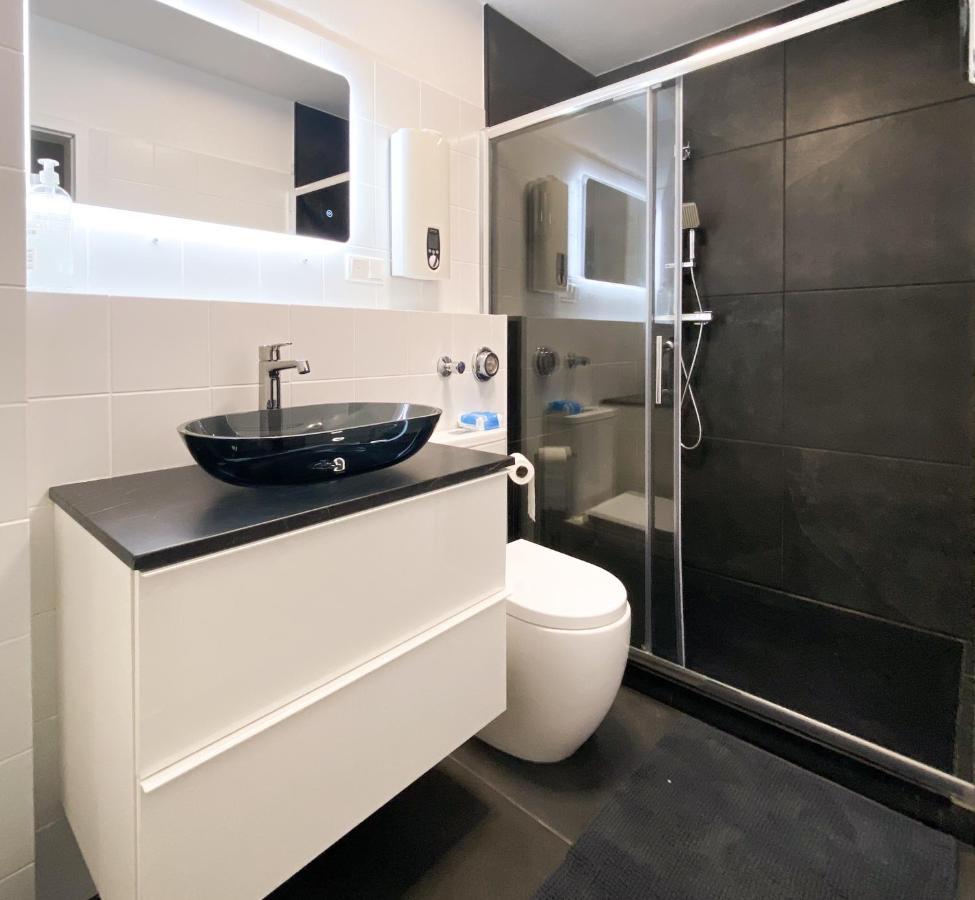 Luxurious In City-center With Balcony, Free Parking Apartment *